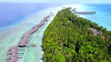 Pürüzsüz sahil saatinin Drone hava sahası şeffaf su ve parlak kum arka planıyla