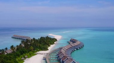 Mavi okyanus ve beyaz kumlu arka planda rahatlatıcı deniz yolculuğunun insansız hava aracı deniz manzarası