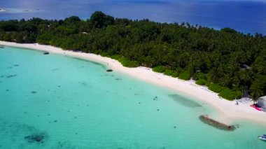 Sahil yolculuğunun gökyüzü sığ okyanus ve beyaz kumlu arka plan