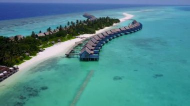 Mükemmel deniz manzaralı hava aracı. Mavi deniz kıyısında parlak kumlu bir arka plan.