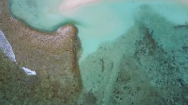 Tropikal deniz manzaralı deniz manzaralı drone turizmi. Temiz kum arka planına sahip şeffaf su kıyısında.