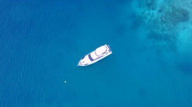 Tropikal adanın hava dokusu. Beyaz kumlu arka planlı mavi deniz kenarında tatil.