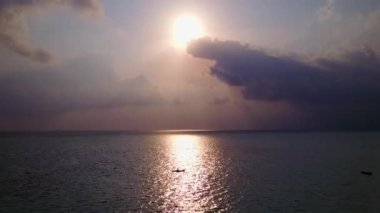 Beyaz kum arka planlı mavi lagünün cennet kıyı şeridi macerasının insansız hava aracı soyutlaması.