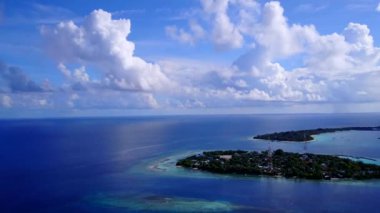 Mavi lagün ve parlak kumlu arka planda deniz turisti yaban hayatının insansız hava aracı