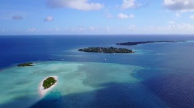 Şeffaf okyanus ve temiz kum arka planıyla mükemmel turist plajı yaşam tarzının insansız hava aracı doğası.