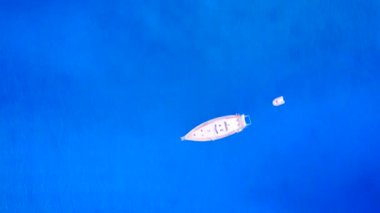 Su mavisi lagün ve parlak kumlu arka planda Cennet Körfezi sahil tatilinin insansız hava aracı manzarası