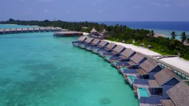 Pürüzsüz kumsal manzarası. Temiz kum arka planına sahip mavi deniz manzaralı.