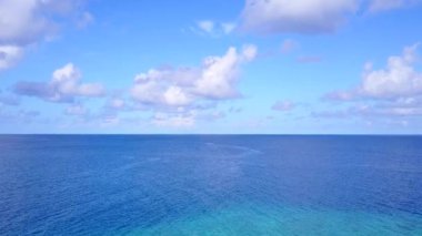Beyaz kumlu arka planlı şeffaf okyanus tarafından rahatlatıcı sahil yaşam tarzının insansız hava manzarası