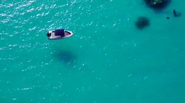 Lüks tatil beldesi sahil yaban hayatının insansız hava turizmi. Temiz kum arka planına sahip mavi lagünün yanında.