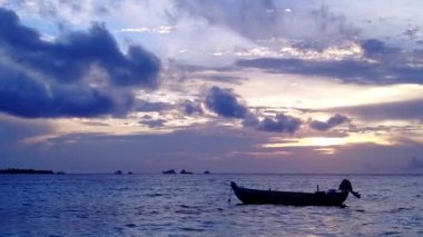 Beyaz kum arka planlı sığ deniz kıyısında gevşetici lagünün hava aracı gökyüzü