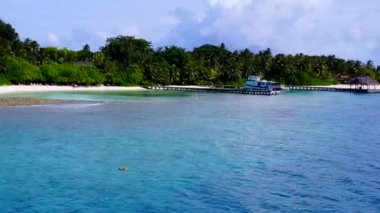 Parlak kumlu arka planda şeffaf deniz kenarında sakin sahil yaşam tarzının hava aracı soyutlaması