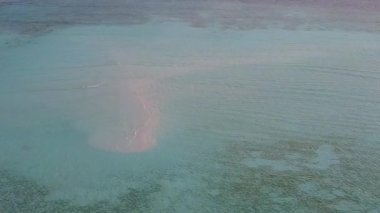 Cennetin insansız hava aracı deniz manzaralı sahil yolculuğu. Beyaz kumlu arka planda mavi bir göl.