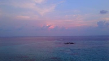 Deniz kıyısı deniz insansız hava aracı soyutlaması turkuaz su ile temiz kumlu arka plan