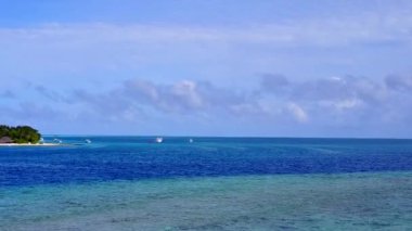 Şeffaf deniz kıyısında, beyaz kum arka planlı güzel tatil beldelerinin insansız hava aracı panoraması.