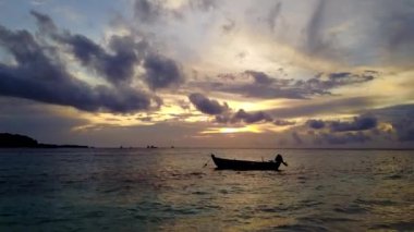 Mavi lagün ve beyaz kumlu arka planda deniz kıyısı yolculuğunun insansız hava aracı doğası