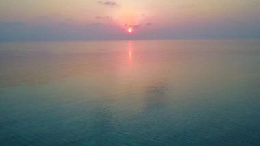 Rahatlatıcı deniz kıyısı manzarası. Temiz kum arka planlı mavi yeşil su.