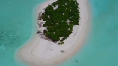 Lüks sahil sahillerinin şeffaf deniz ve beyaz kumlu arka planından gelen insansız hava aracı doğası.