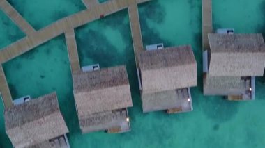 Mavi okyanus kıyısında beyaz kumlu egzotik turist yaşam tarzının insansız hava aracı görüntüsü