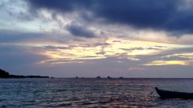 Mavi yeşil deniz ve beyaz kumlu zemin tarafından dinlendirici plaj saatinin hava aracı manzarası