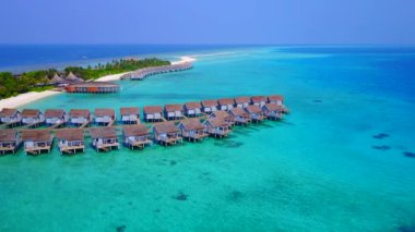 İHA manzaralı egzotik körfez sahili gezisi beyaz kum arka planlı mavi yeşil lagün