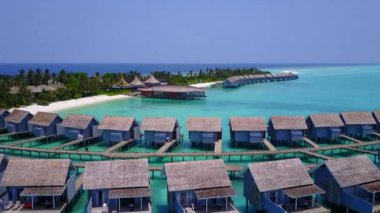 Güzel deniz manzaralı, deniz manzaralı, mavi sularda, beyaz kumlu arka planda insansız hava manzarası.