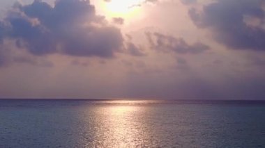 Cennet kıyı şeridinde beyaz kumlu arka planda şeffaf lagünün yanında İHA seyahati