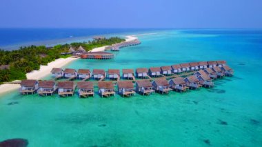 Mavi su ve beyaz kumlu arka planda lüks sahil gezisinin gökyüzü.