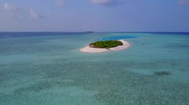 Gökyüzü insansız hava aracı sahili. Mavi deniz kıyısında, beyaz kumlu arka planda.