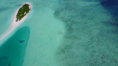 Su mavisi deniz ve beyaz kumlu arka planda lüks göl kıyısının insansız hava aracı deniz manzarası.