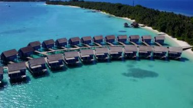 Turkuaz lagün ve beyaz kum arka planıyla cennet turizmi kıyı şeridi turizmi.