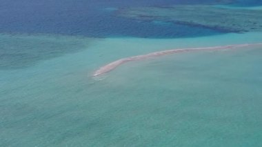 İnsansız hava aracı manzaralı sakin turist plaj gezisi mavi su ve beyaz kum arka planı