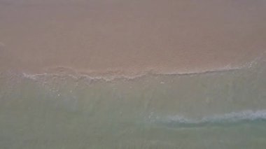 Cennet Körfezi sahil tatilinin hava aracı doğası. Beyaz kumlu arka planlı mavi yeşil deniz kıyısında.