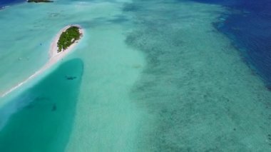 Beyaz kum arka planlı şeffaf okyanus tarafından mükemmel deniz kıyısı saatine sahip hava aracı manzarası