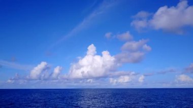 Mavi yeşil lagün ve beyaz kumlu arka planda rahatlatıcı deniz manzaralı deniz manzaralı hava aracı manzarası