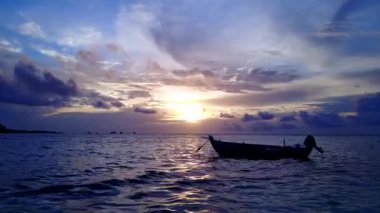 Kusursuz sahil plajı tatili için şeffaf su ve temiz arka planı olan insansız hava aracı.