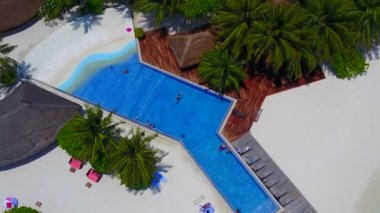 Beyaz kum arka planlı turkuaz deniz kıyısındaki lüks göl yaban hayatının hava aracı gökyüzü.