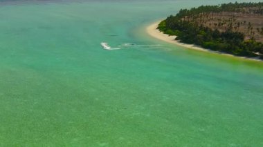 Su mavisi okyanus ve beyaz kumlu arka plan tarafından yapılan güzel körfez sahil yolculuğunun hava aracı doğası.