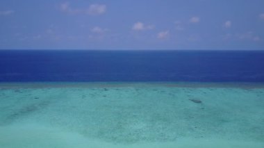 Beyaz kumlu arka planda sığ bir lagünün kıyısında güzel deniz manzaralı güzel bir deniz manzarası.