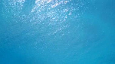 Beyaz kum arka planlı sığ göl kıyısında cennet gibi turistik sahil yolculuğunun insansız hava aracı manzarası.