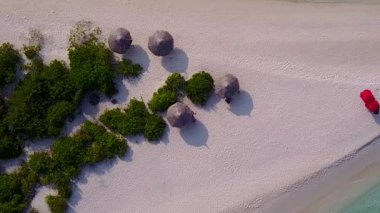 Turkuaz deniz ve beyaz kumlu arka plandan cennet manzaralı sahil yolculuğu