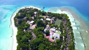 Mavi deniz ve beyaz kum arka planında tropikal tatil beldesi sahil yolculuğunun hava aracı gökyüzü.