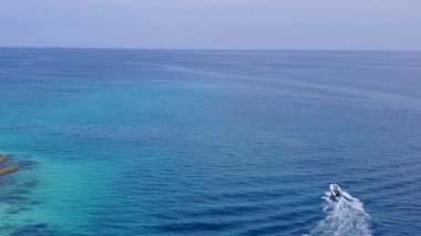 Turkuaz su ve beyaz kum arka planlı güzel tatil köyü sahili manzarası