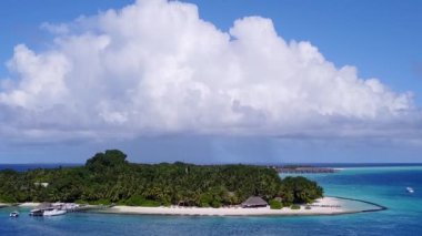 Mavi okyanus ve parlak kumlu arka planda dinlendirici deniz manzarası