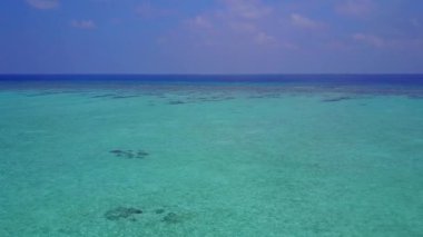 Tropikal körfez sahil tatilinin insansız hava aracı beyaz kumlu arka planlı temiz su kenarında.