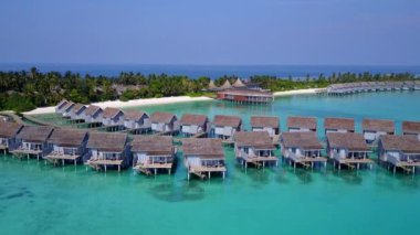 Güzel deniz manzaralı drone panoraması mavi deniz ve beyaz kumlu zemin tarafından kırılıyor.