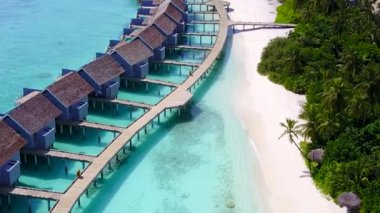 Mavi göl ve beyaz kumlu arka planda dinlendirici tatil beldesi manzarası