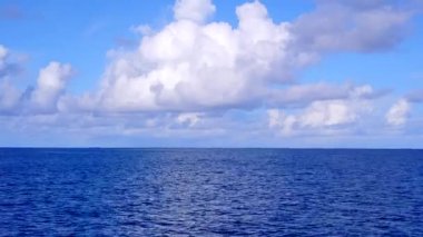İHA manzaralı egzotik tatil köyü sahil yolculuğu mavi yeşil okyanus beyaz kumlu arka plan