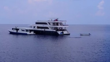 Mükemmel körfez sahili manzarası. Mavi deniz kenarında beyaz kumlu arka plan.