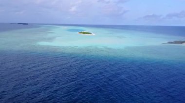 Mavi okyanus kıyısındaki dinlendirici lagün plaj gezisi ve parlak kumlu arka plan