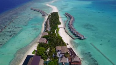 Temiz kum arka planına sahip mavi deniz kıyısında güzel sahil şeridinin gökyüzü.